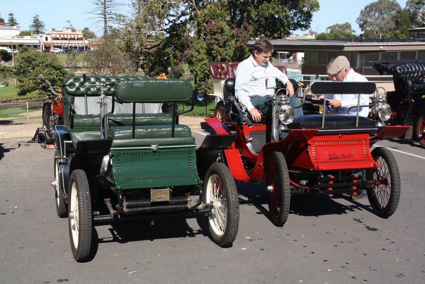 1900 De Dion Bouton Vis-a-Vis with 1901 De Dion Bouton Vis-a-Vis